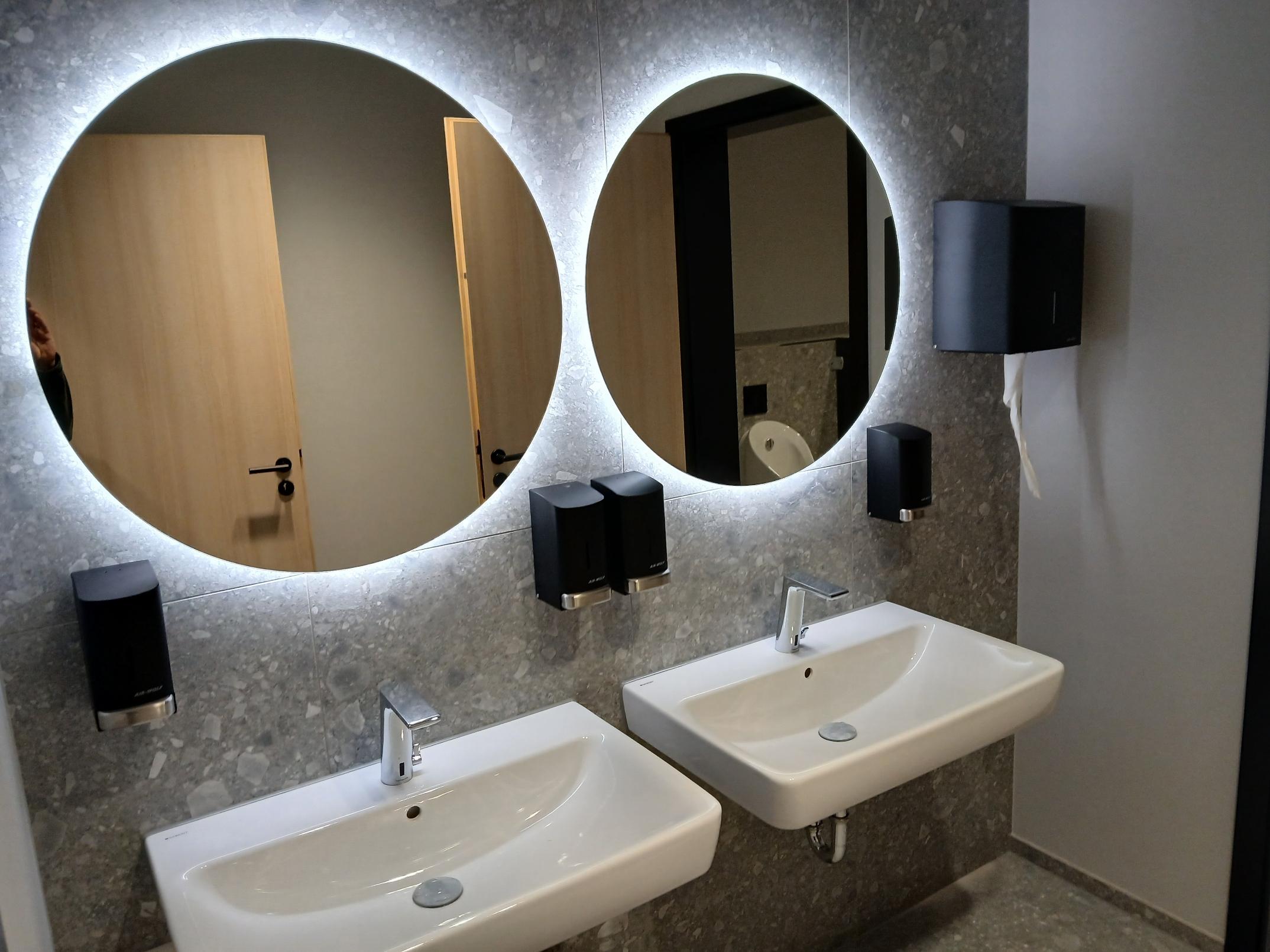 Silikonarbeiten, Parkett, Fliesen, Türen, Fenster, Austausch von altem Silikon, Silikonfenster usw